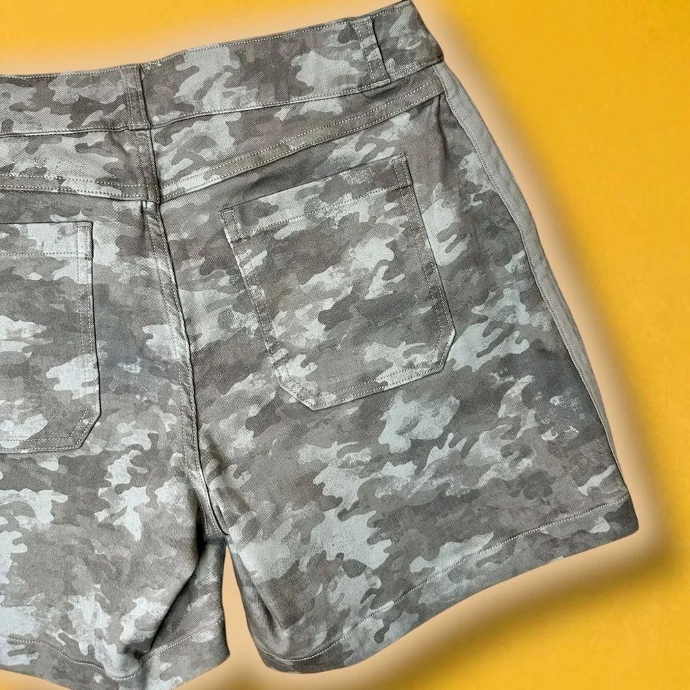 Spanx ‘Stretch Twill Pull-On Shorts’ in “Stone Wash Camo” Size Medium